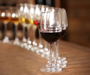 Copas de vino con variedades de Tenerife como Listán Negro, Vijariego y Negramoll